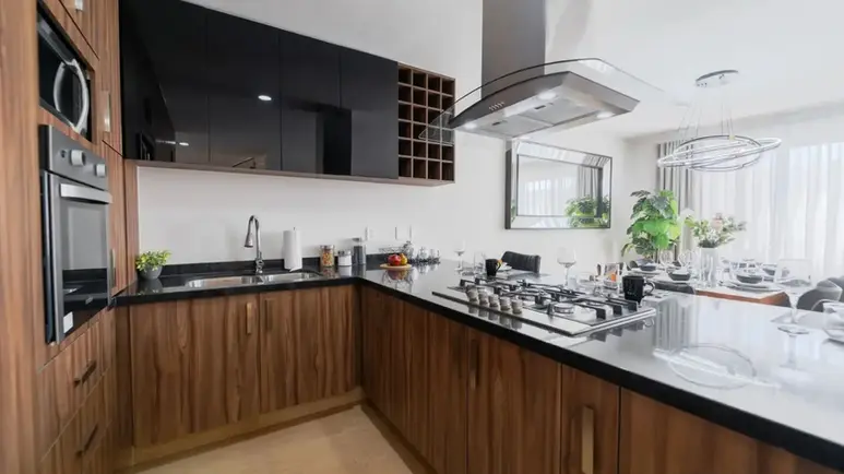 Cocina equipada de la Casa Modelo Encino en Los Robles II Juriquilla.