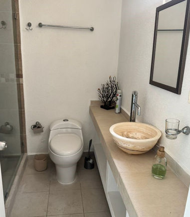 Baño completo del departamento amueblado en renta en Marina Diamante, Acapulco
