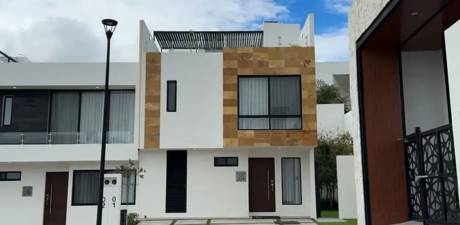 Fachada principal de la Casa Encino en Los Robles II Zibatá
