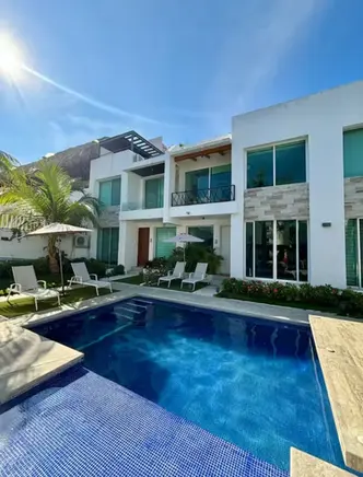 Vista a la alberca desde la villa