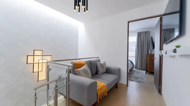 Sala de TV o estudio en planta alta del Modelo Encino en Los Robles II Juriquilla.
