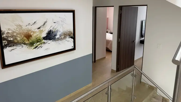 Pasillo de planta alta de la Casa Encino en Los Robles II Zibatá