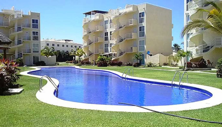 Alberca compartida del conjunto Marina Diamante, ideal para disfrutar en renta vacacional o por temporada en Acapulco Diamante