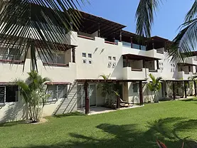 Fachada principal villa