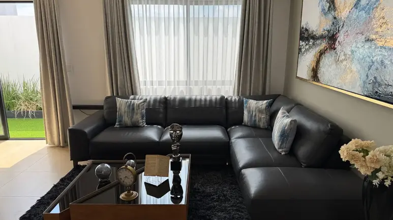 Sala de la Casa Modelo Encino en Los Robles II Juriquilla.