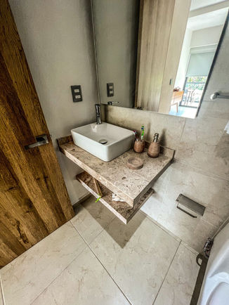 Baño con acabados modernos y funcionales