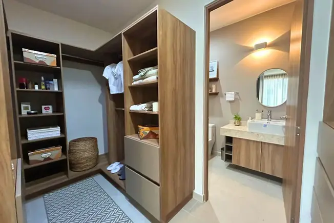 Closet y baño en recamara casa Castello Querétaro