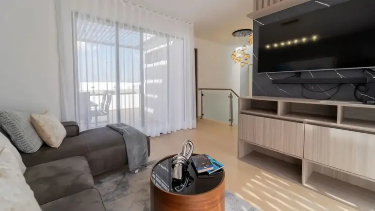 Sala de televisión de la Casa Olivo en Zibatá
