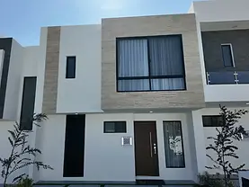 Fachada principal de la Casa Modelo Encino en Los Robles Ziré.