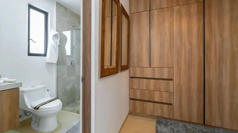Baño de la recámara principal del Modelo Roble en Los Robles II Juriquilla.