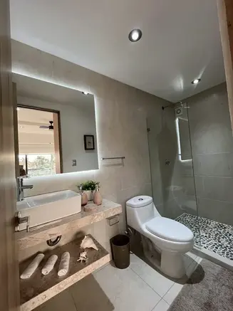 Baño con acabados premium en Olympia Residencial Acapulco.