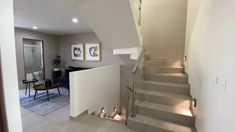 Escaleras interiores modernas en casa de tres niveles