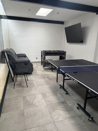Espacio común con mesa de ping pong