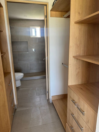 Baño moderno con acabados en Pacífico Diamante Residencial