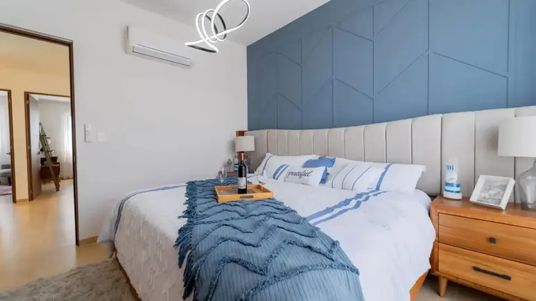 Recámara principal con vestidor del Modelo Encino en Los Robles II Juriquilla.