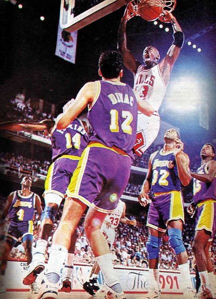 Michael Jordan haciendo una canasta mítica a Los Ángeles Lakers