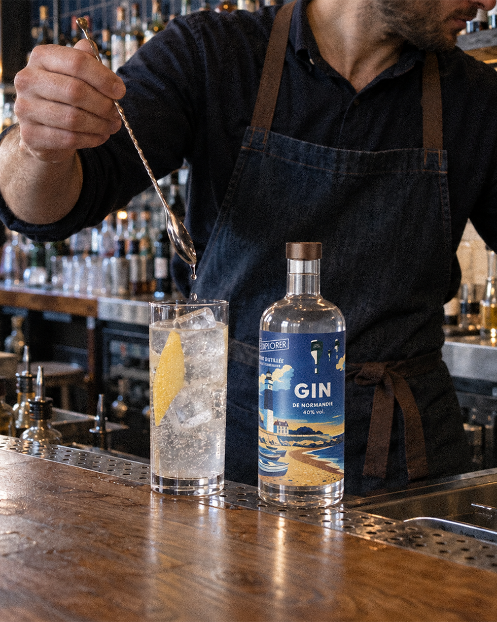Gin Tonic servi avec une bouteille de Gin de Normandie Spirits Explorer