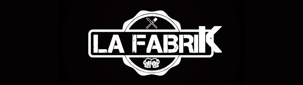Barman de La Fabrik à Tourlaville préparant un cocktail avec le Rhum de Normandie Spirits Explorer