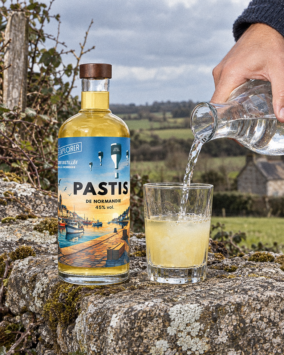 Verre de Pastis de Normandie avec la bouteille Spirits Explorer et une carafe d’eau fraîche