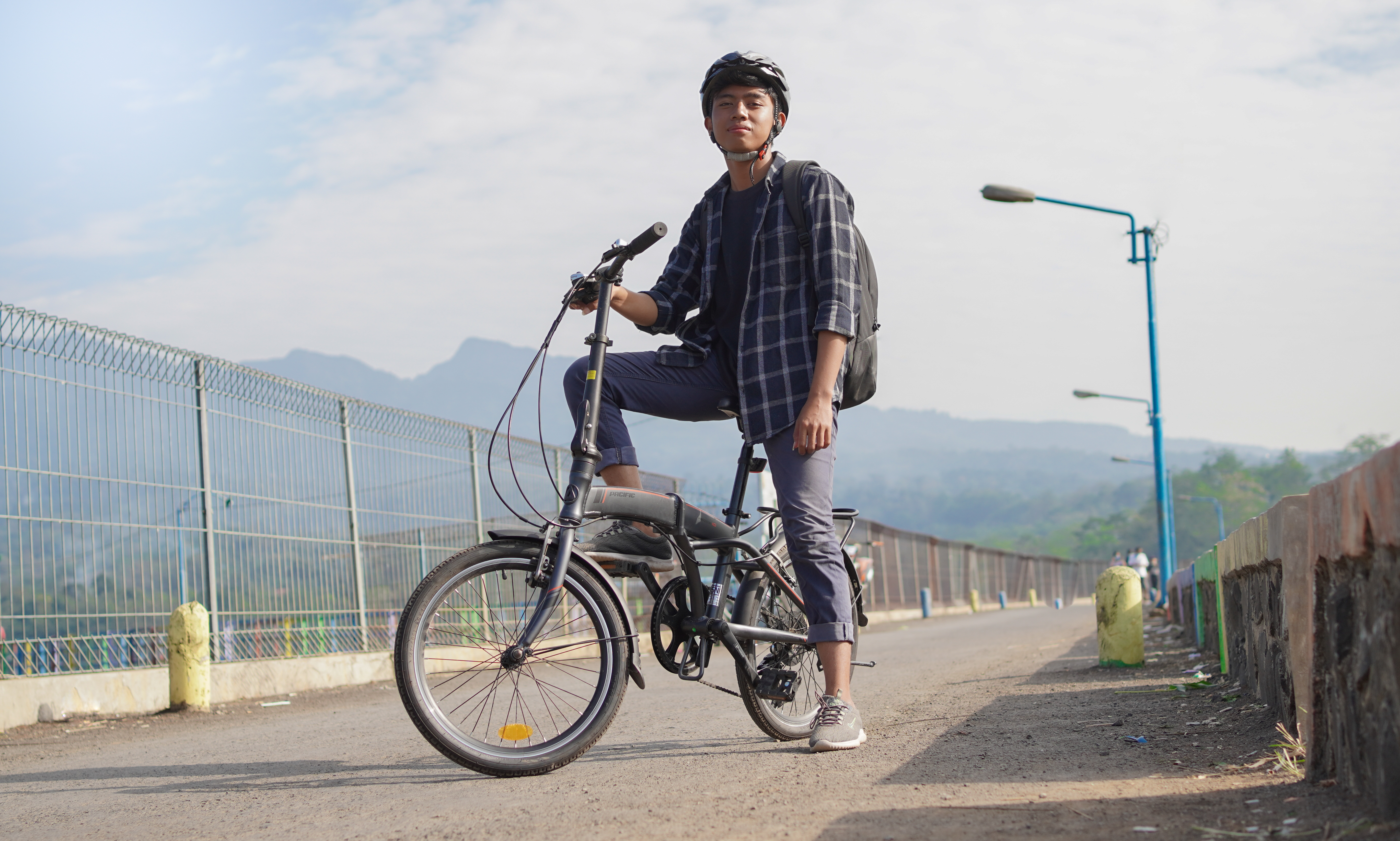 男士騎腳踏車休息