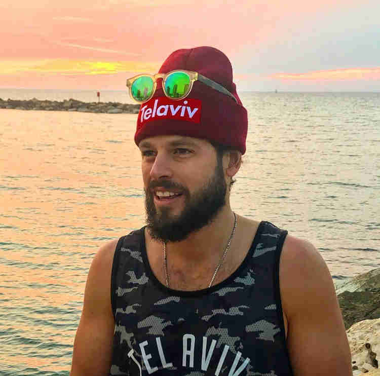 Oleh Johnny Denver Levine at the beach