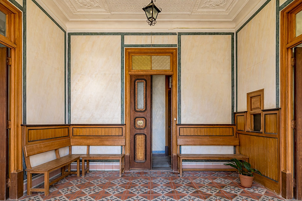 Entrance hall with wooden panelling, built-in benches and patterned cement tile floor, manor house in Nisa