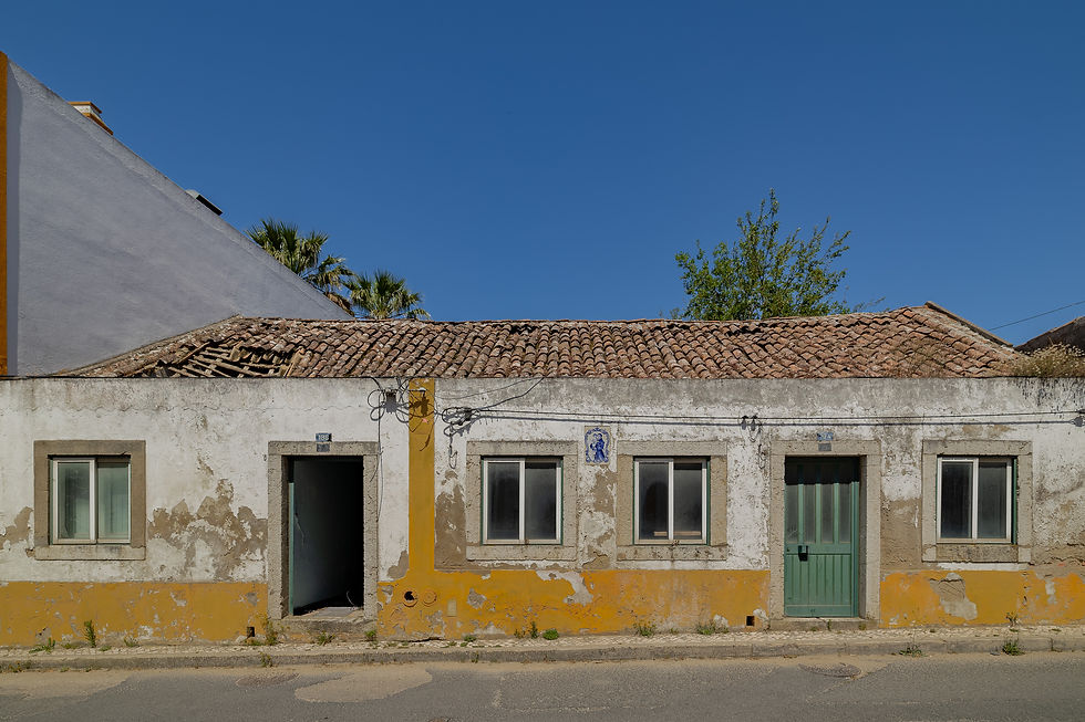 Old house in the centre of Azeitão, sold as a site with an approved project