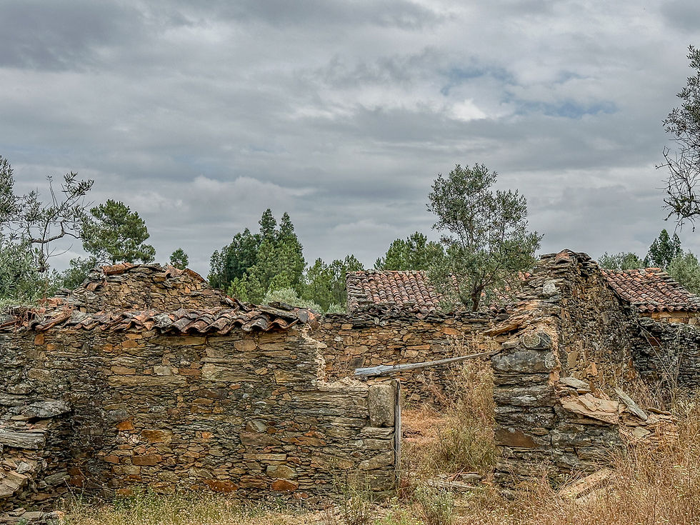 Panoramic view of the stone houses of Azinheira and the surrounding countryside