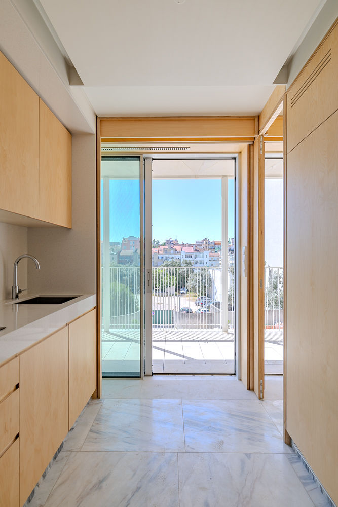Kitchen in pale wood opening onto the balcony at Santos Dumont 46