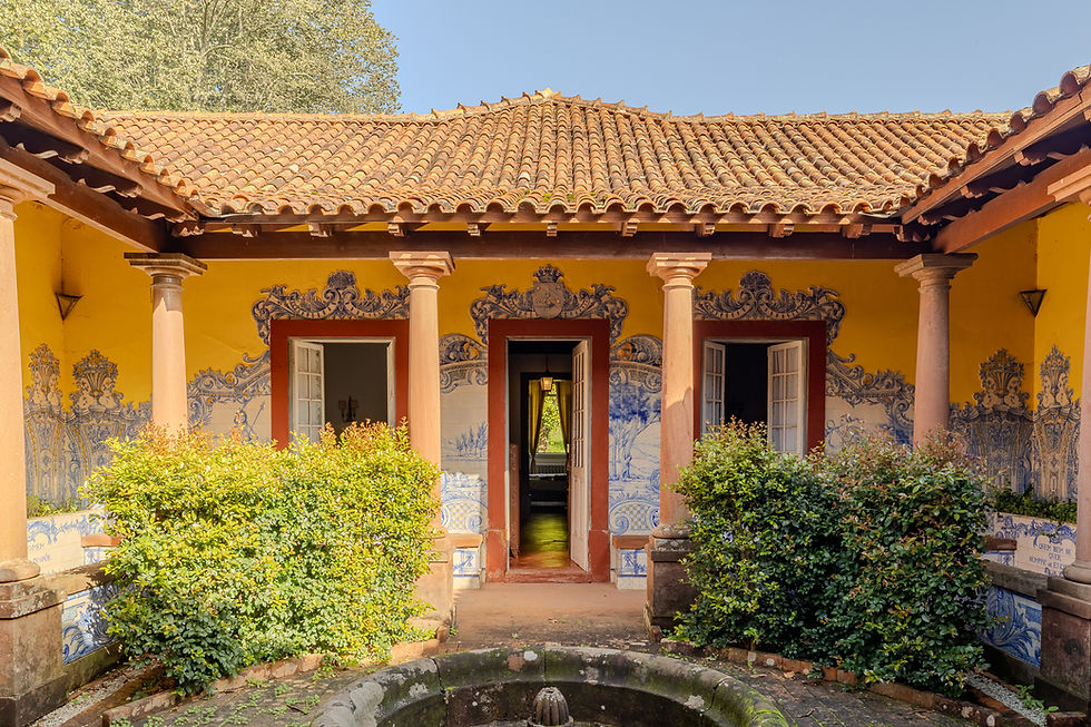 Courtyard of the Quinta do Casainho in Águeda with tiled walls, colonnade and fountain
