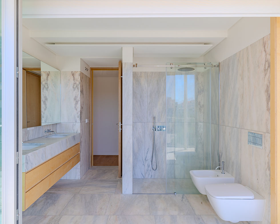 Bathroom in pale marble with walk-in shower at Santos Dumont 46