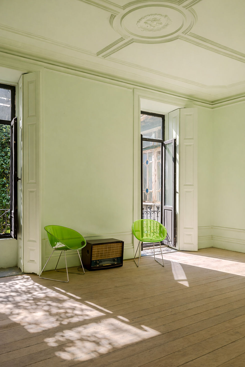 Living room with original plasterwork, pale green walls and French windows in Campeã, Vila Real