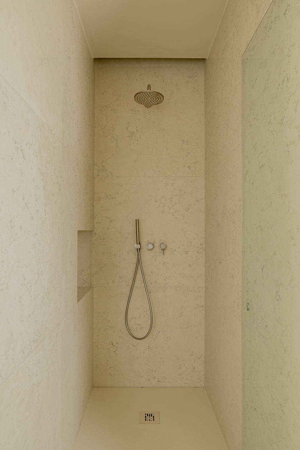 Shower in pale stone in República 48