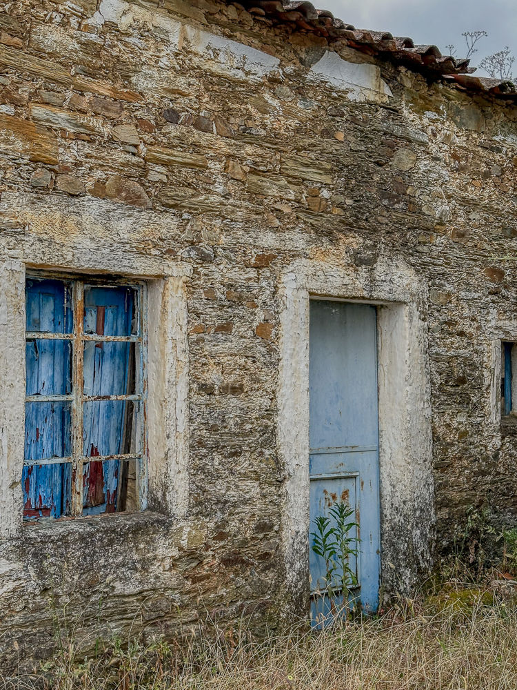 Window in a schist wall in the village of Azinheira, Beira Baixa