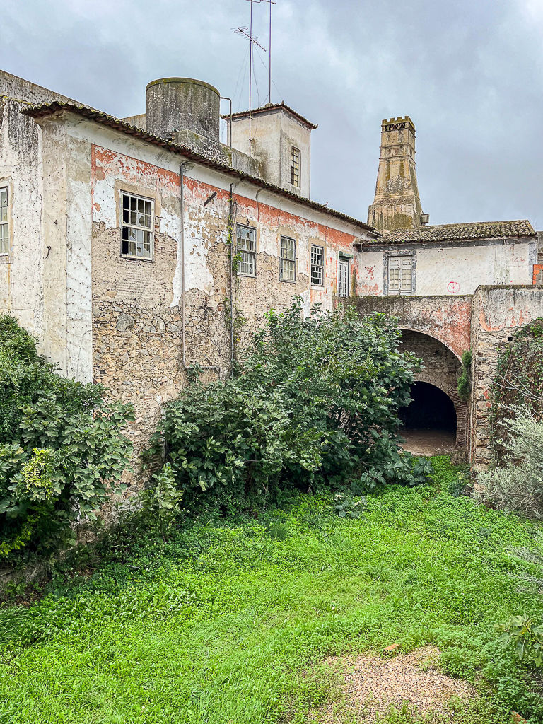 Courtyard with an Alentejo chimney and whitewashed walls in the 1830 house in Reguengos de Monsaraz