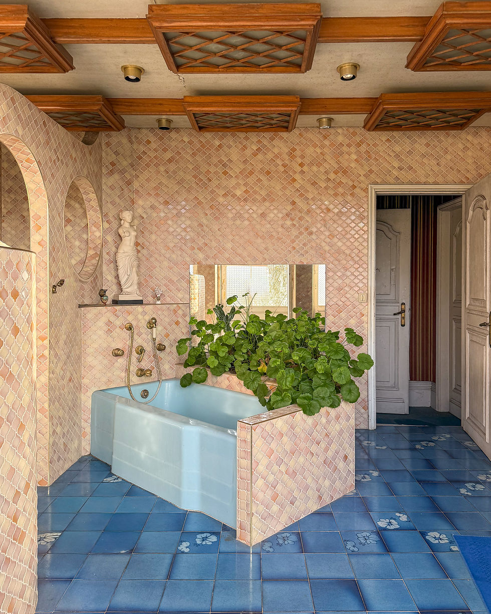 Vintage bathroom with blue floor tiles and mosaic walls in a historic villa in Vila do Conde near Porto.