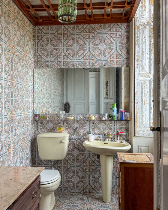 Historic country house for sale in Vila do Conde near Porto, Portugal, with classic architecture and original details.