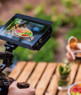 photographer-shooting-poke-bowl-professional-camera-park.jpg