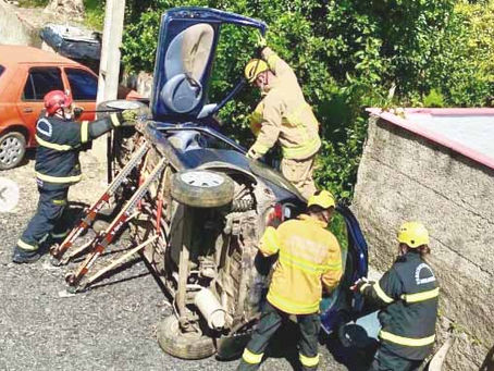 Bombeiros Voluntários recebem dois veículos sucatas para a simulação de cenários de sinistros de trânsito