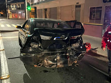 Idoso fica ferido após batida entre dois carros no centro de Pomerode