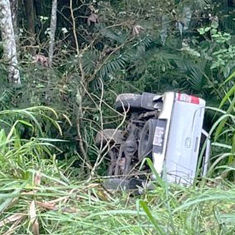 Carro cai em ribanceira e deixa duas pessoas feridas na serra que Liga Pomerode e Jaraguá do Sul