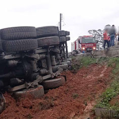 Caminhão Tomba após motorista perder controle do veículo