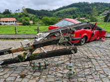 Colisão de automóvel em poste deixa duas pessoas feridas em Pomerode