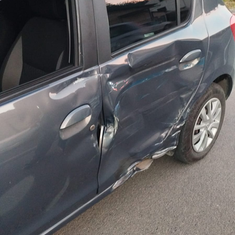 HOMEM FICA FERIDO APÓS COLISÃO ENTRE CARRO E MOTO NA SC-421 EM TESTO CENTRAL