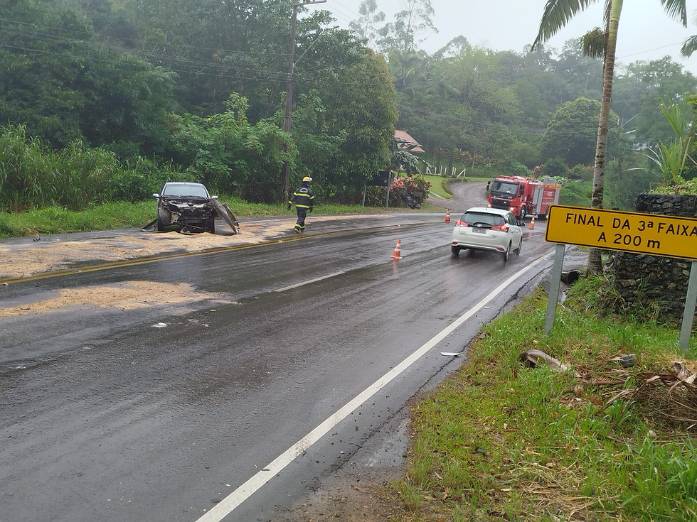 Colisão entre carro e carreta mobiliza bombeiros na SC-110 em Pomerode