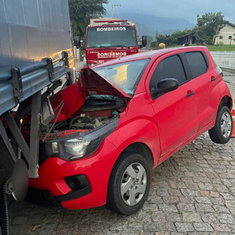 Colisão entre carro e caminhão deixa homem ferido