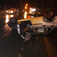 Colisão entre Carros Resulta em Capotamento em Pomerode