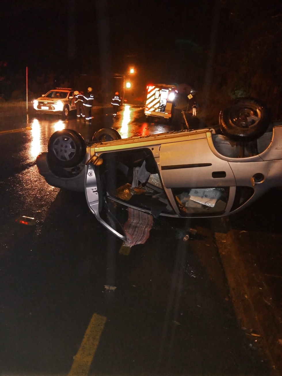Colisão entre Carros Resulta em Capotamento em Pomerode