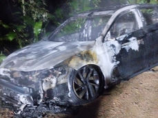 Veículo é destruído por fogo no bairro Testo Rega em Pomerode