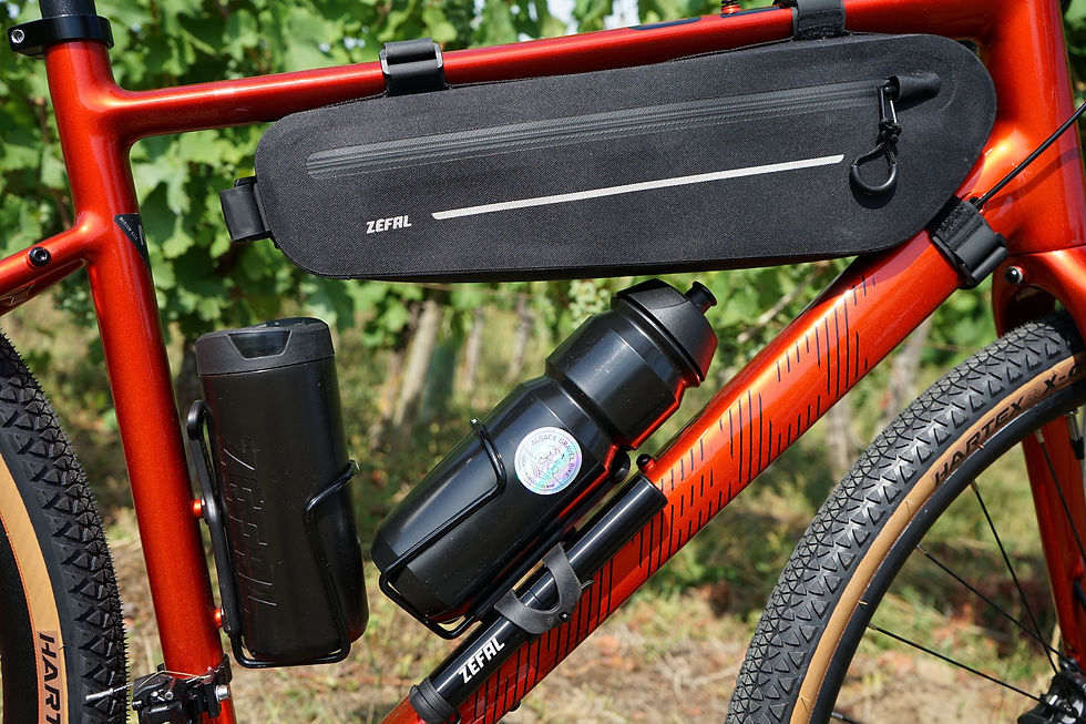 Un kit de réparation, une gourde et une sacoche sont indispensables pour une sortie vélo.